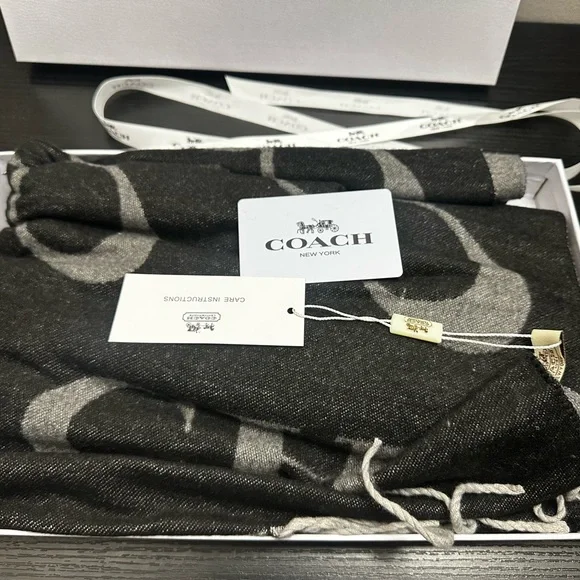 Coach Reversible Signature Cashmere
Muffler Women's Black/Grey - Picture 3 of 4